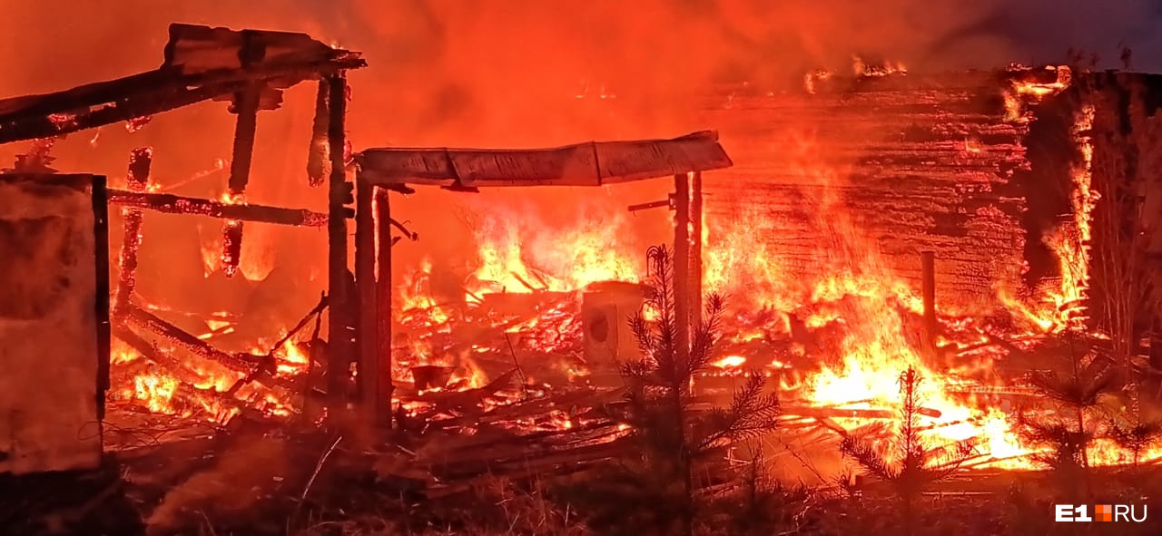 В Екатеринбурге загорелся жилой дом. Пожар оказался особо сложным