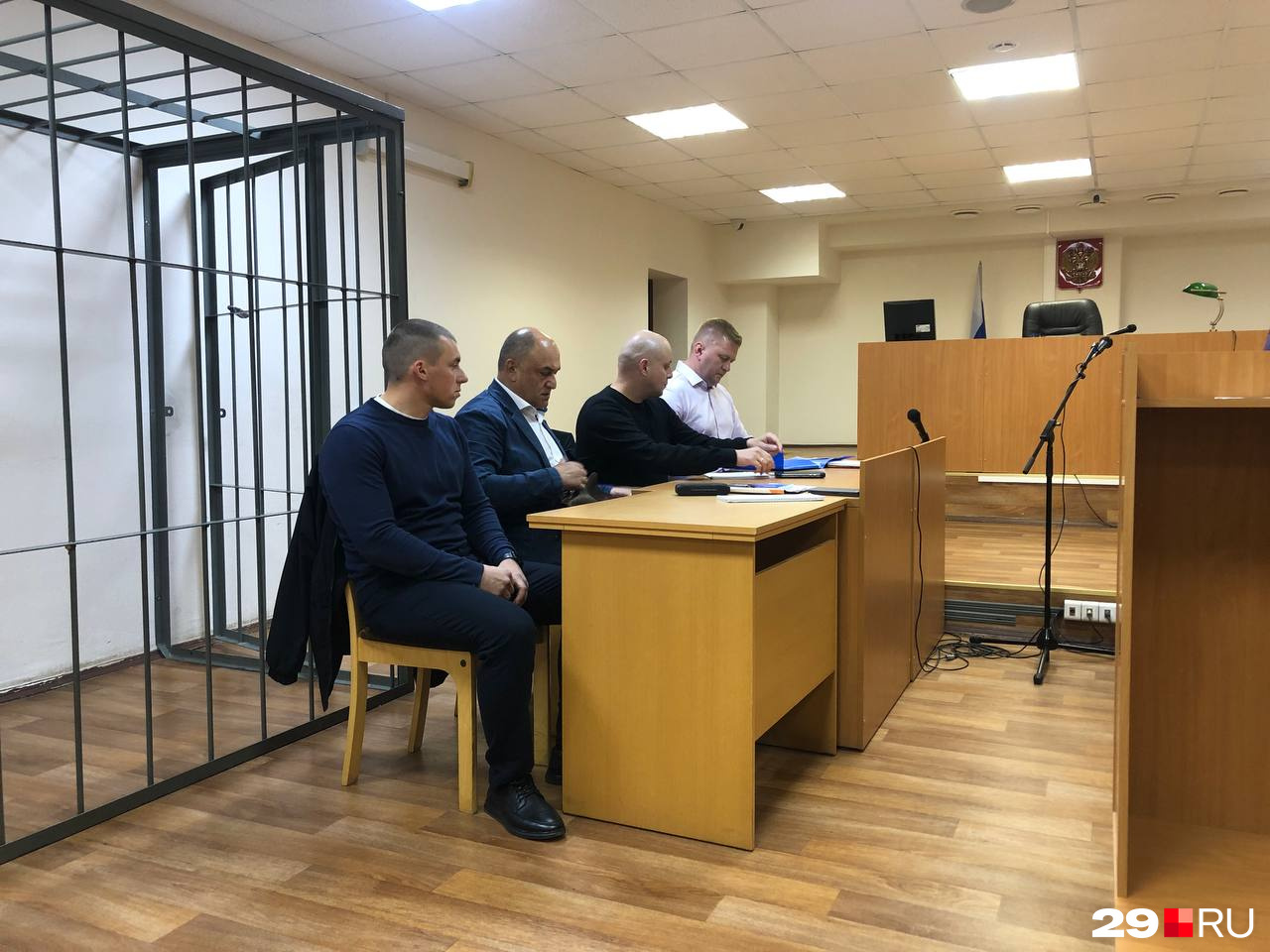 Обвиняемые экс-гаишники Александр Овсянников и Дмитрий Гришин с защитниками