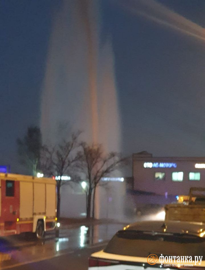 Сезон фонтанов открыт на Витебском проспекте. Там затопило дорогу