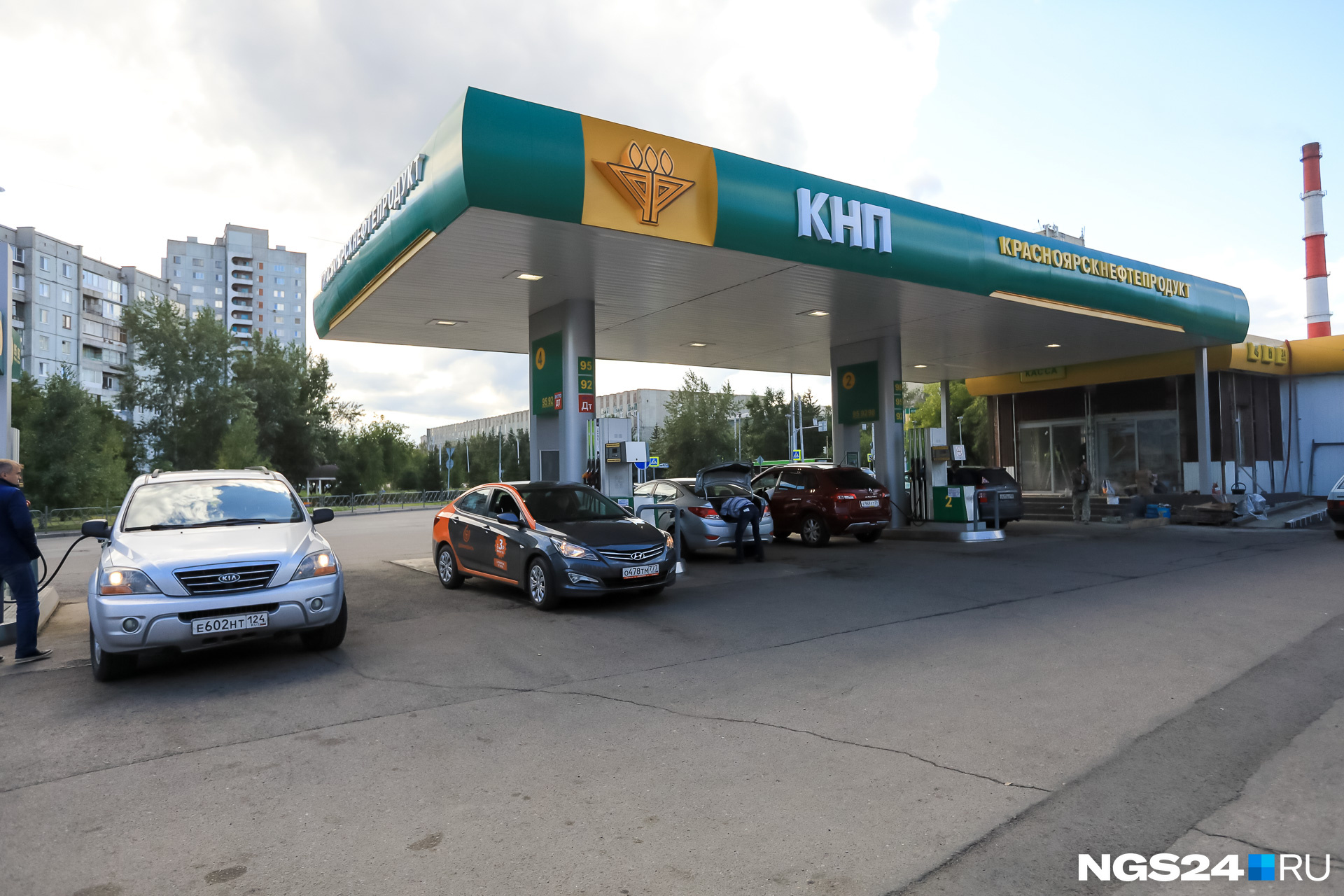 «Ценник стали гнуть»: в Красноярске снова подорожал бензин. Где заправляться дешевле всего?