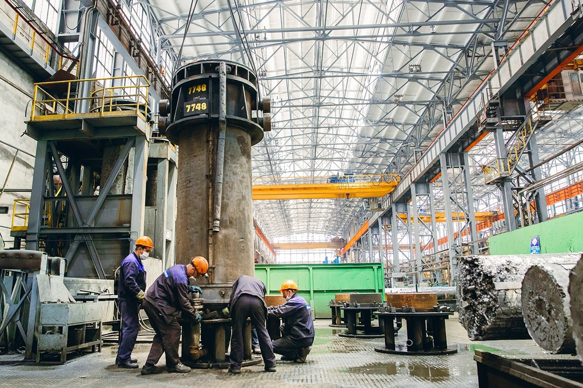 Уральский завод-гигант второй раз за год повысил зарплаты своим работникам. Кому больше всего платят