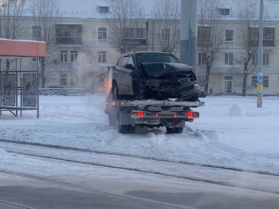 В Екатеринбурге внедорожник протаранил трамвай, заполненный пассажирами. Видео из кабины
