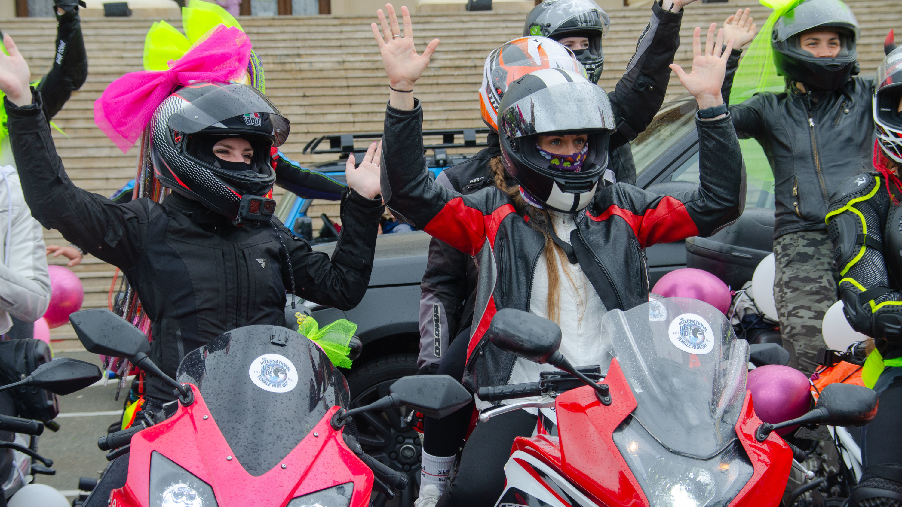 Девушки в Сочи отметили день мотоциклистки и рассказали, как сели за руль