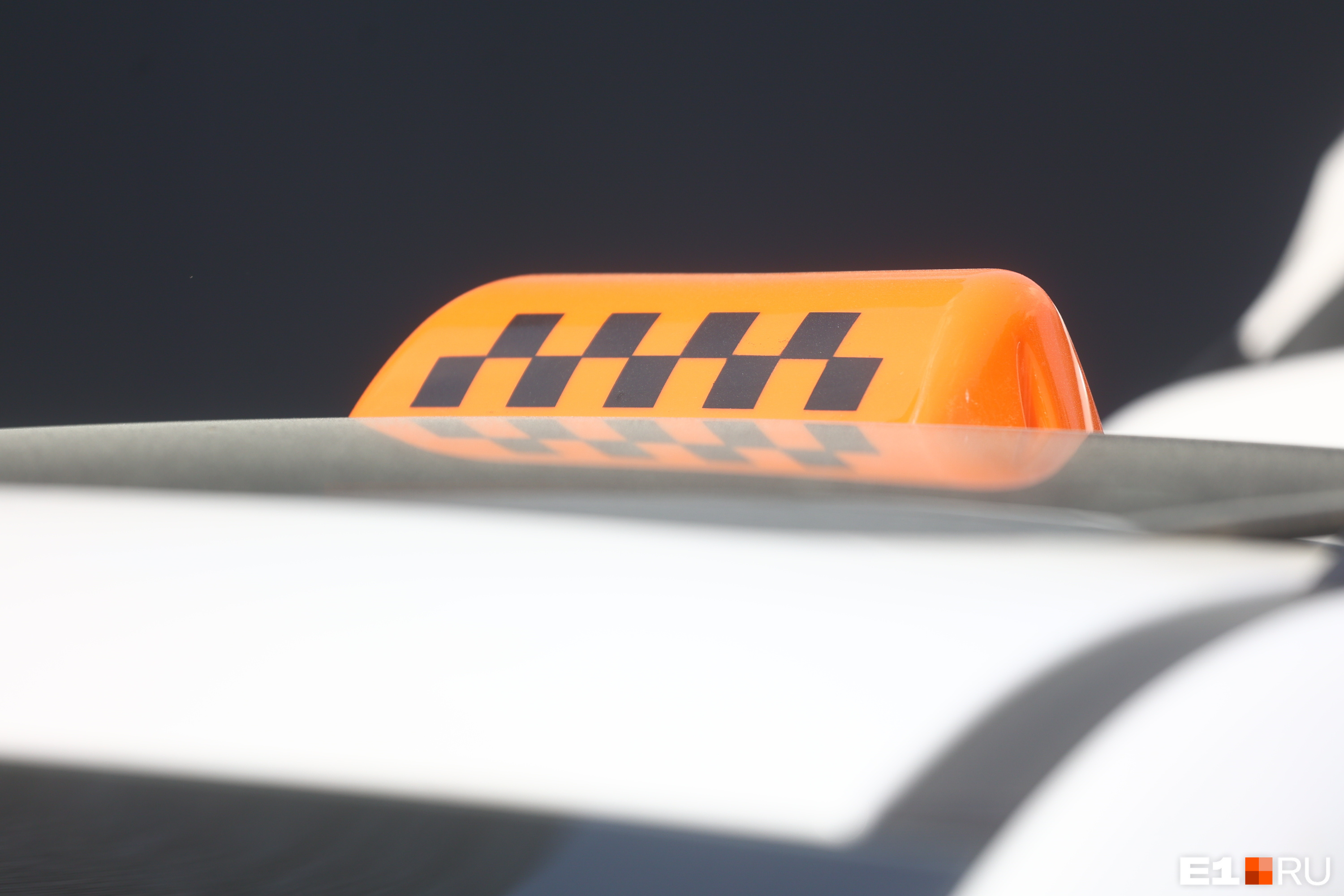 По новому закону автомобили необходимо привести к единообразию — все такси должны иметь соответствующий рисунок шашечек на машине и оранжевый фонарь на крыше