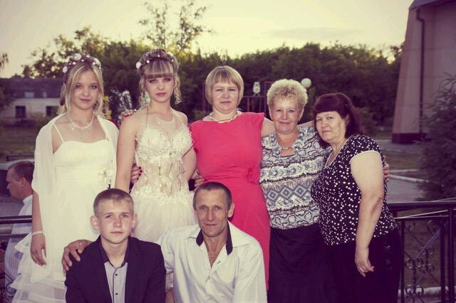 Юрий (в первом ряду справа) с сыном Дмитрием (в первом ряду слева) на выпускном у дочерей