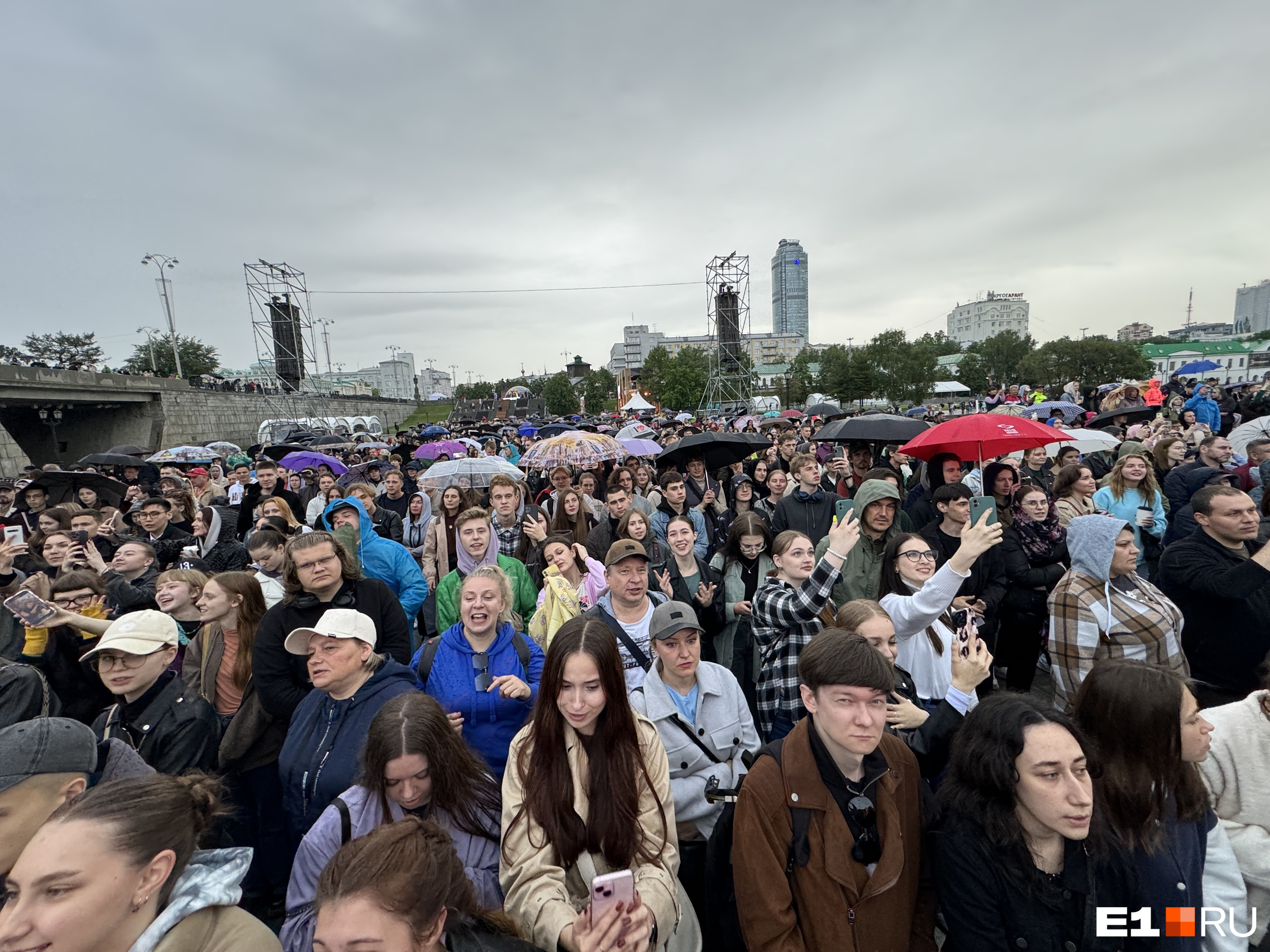 Толпа собралась под сильным дождем в центре Екатеринбурга. Они ждали концерт Uma2rman