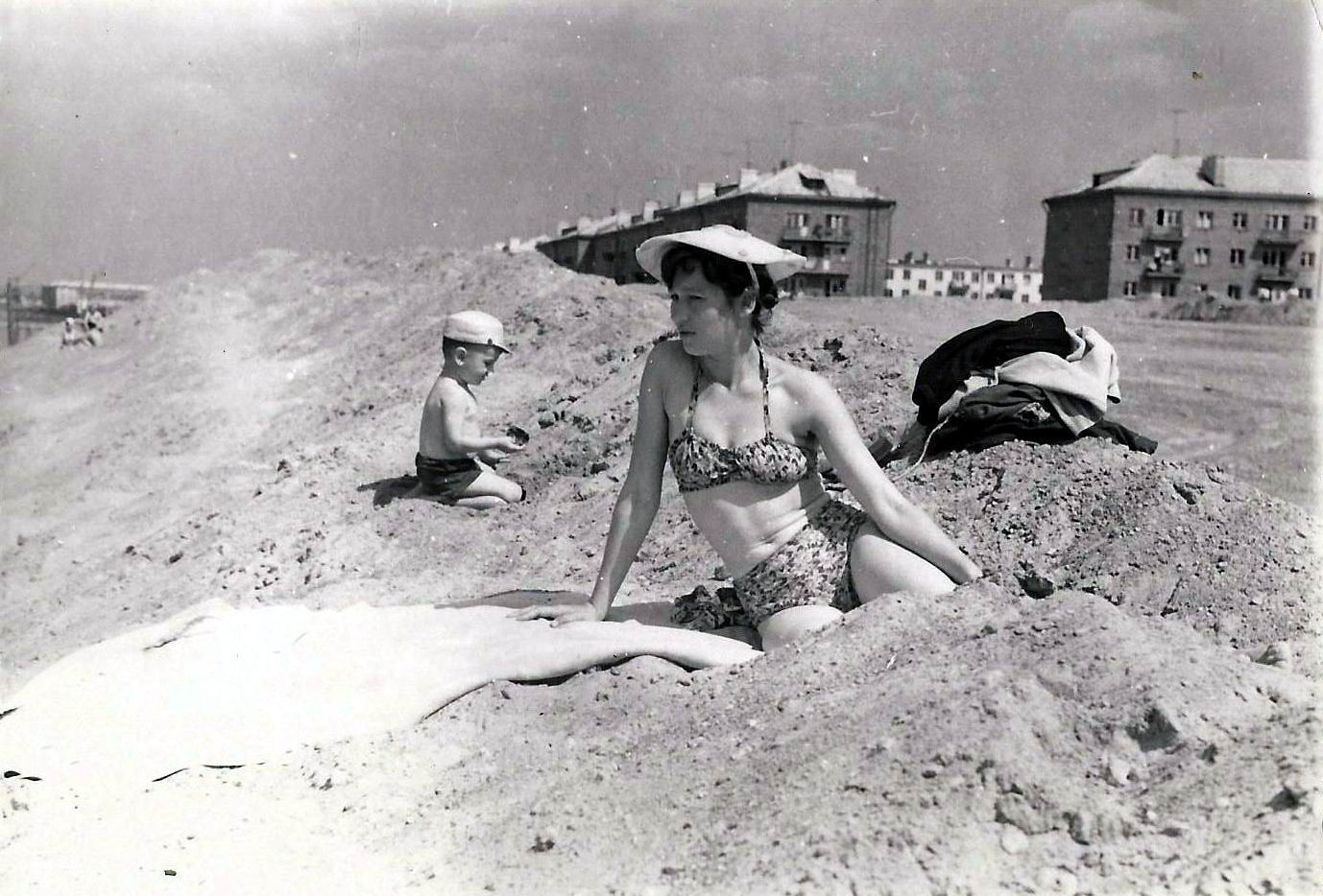 Пляжи из прошлого: как омичи отдыхали в жару в советские годы — рассматриваем архивные фото