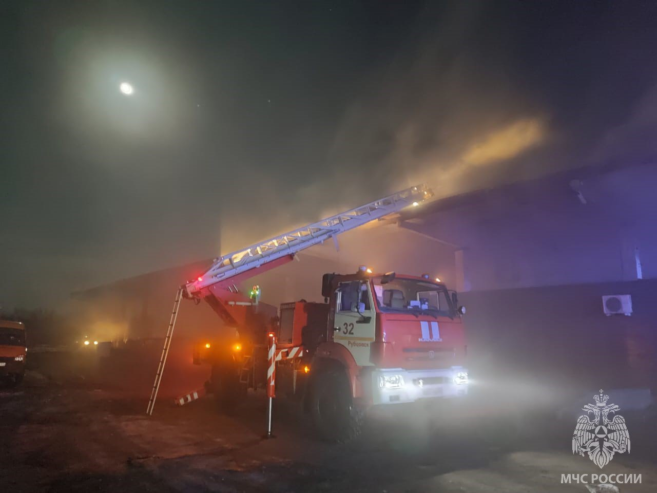 Тушат 55 человек и пожарный поезд. В Рубцовске горит гипермаркет