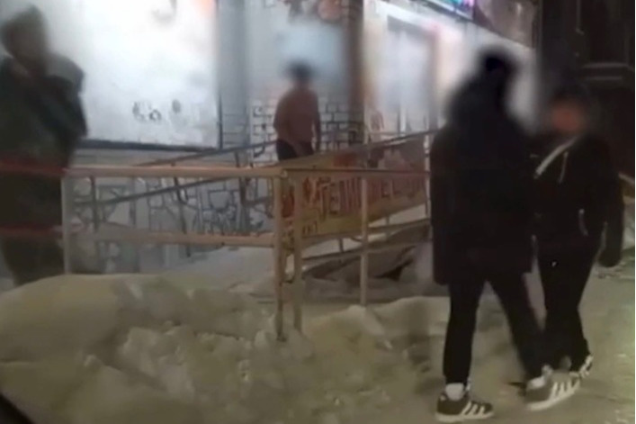 Снимают одежду на улице. Снимают одежду на улице