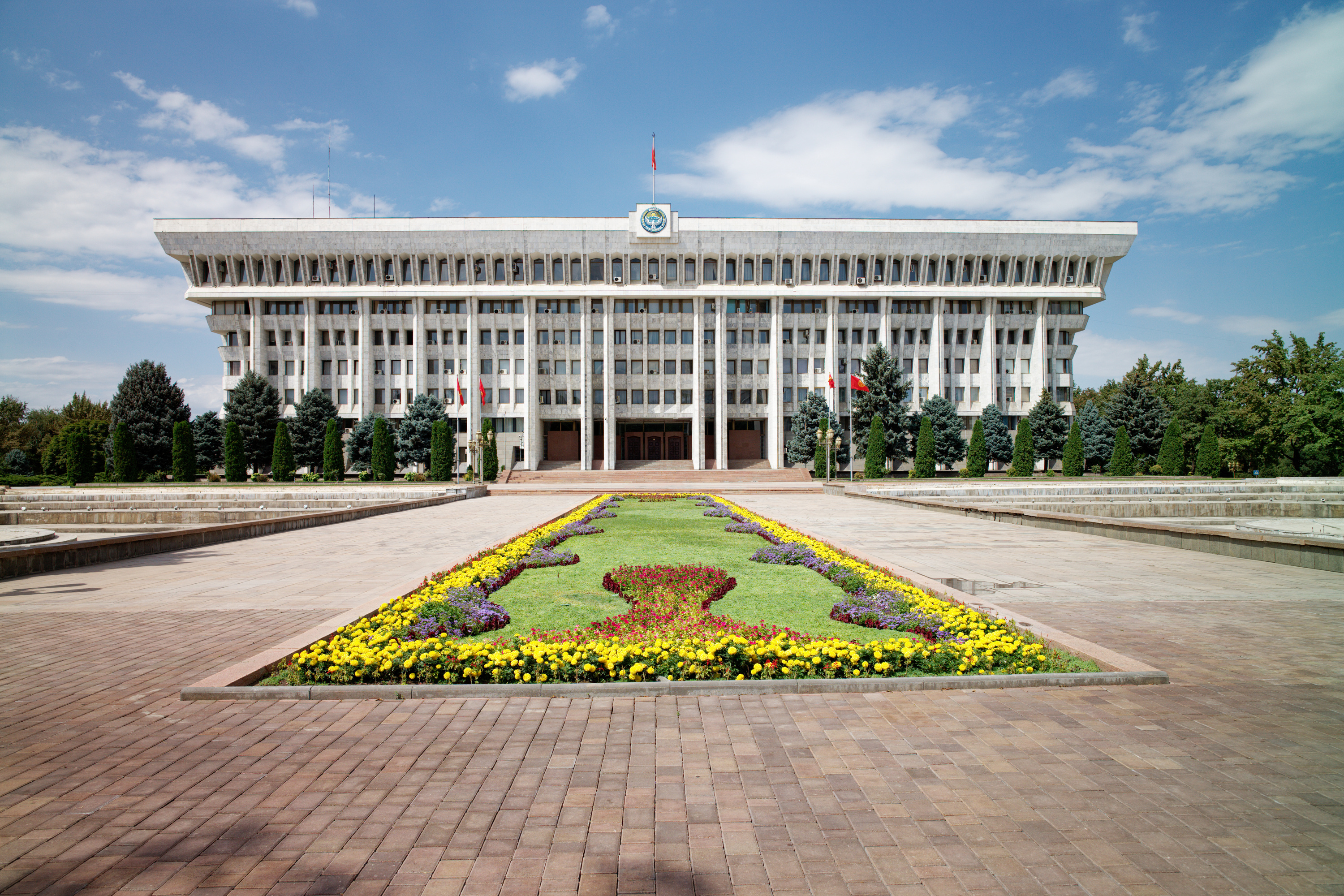 Официальная резиденция президента и парламента Кыргызстана в Бишкеке