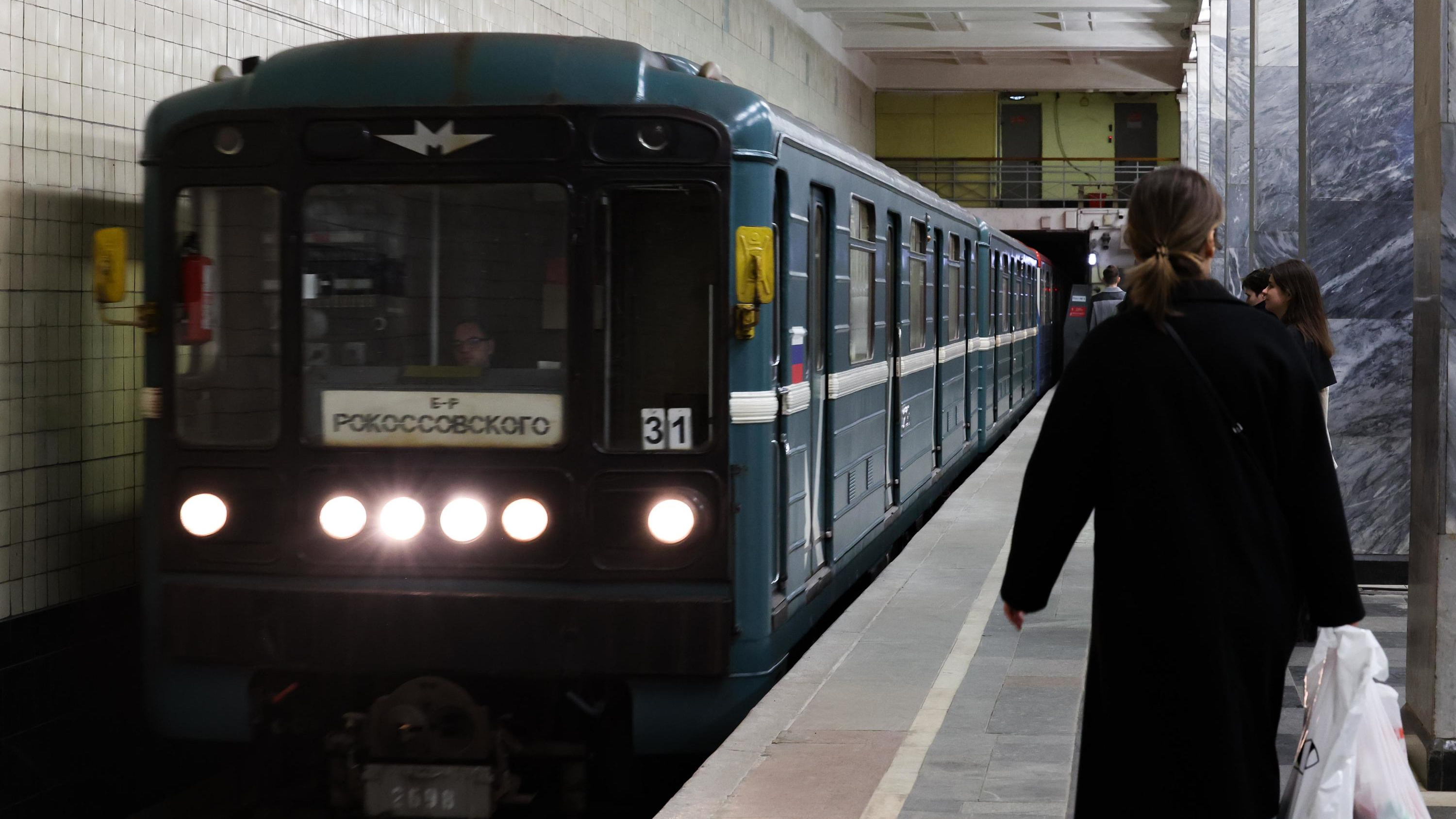 «Он упал на глазах ребенка». На самой загруженной ветке московского метро произошел сбой