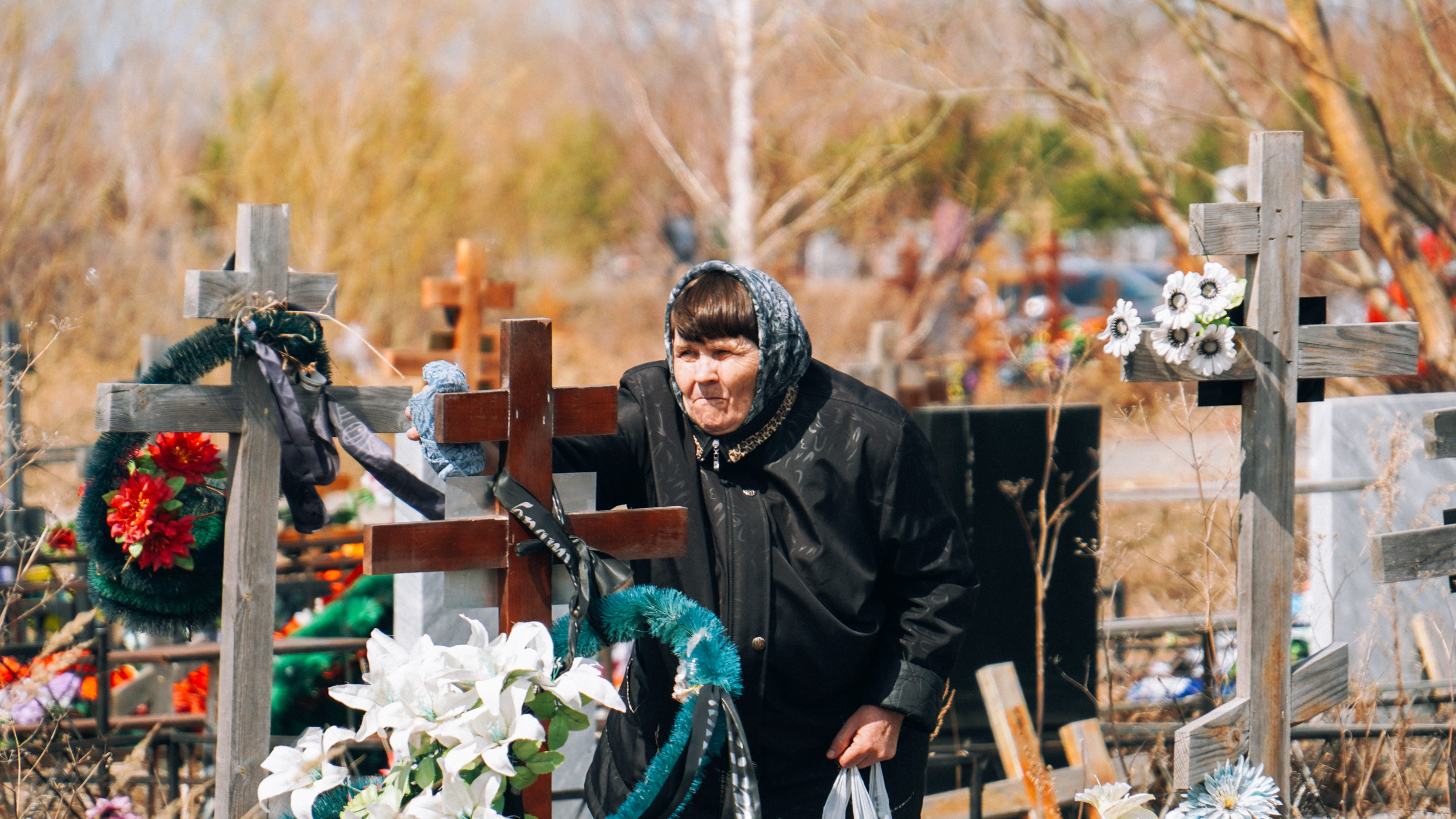 «Помяните моего сыночка»: фоторепортаж с кладбища, где омичи навещали могилы близких