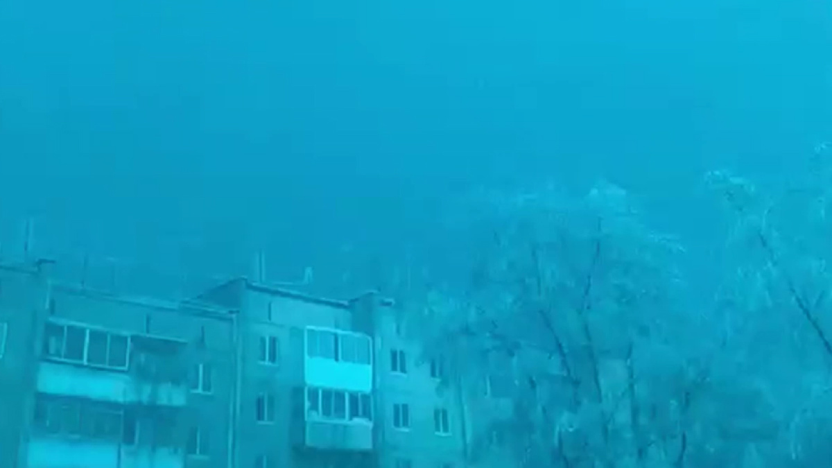 «Творится ужас»: в уральском городе из-за снегопада рвутся и искрят провода, в домах пропал свет. Видео ЧП