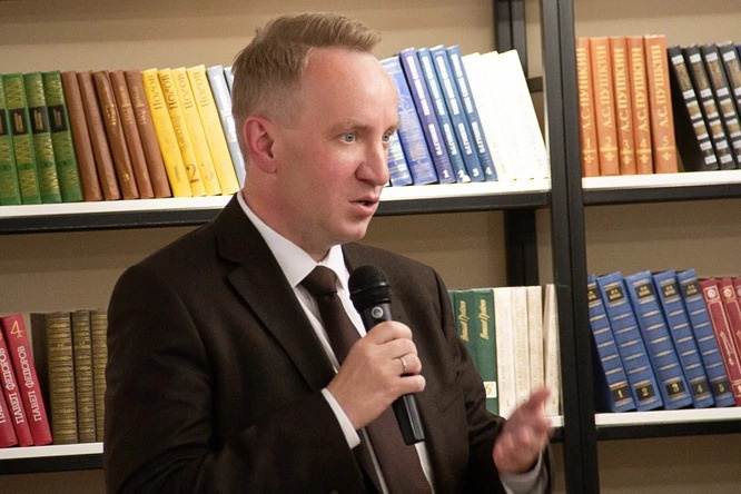 Свою политическую карьеру Петр Кучеренко начал в 1999 году