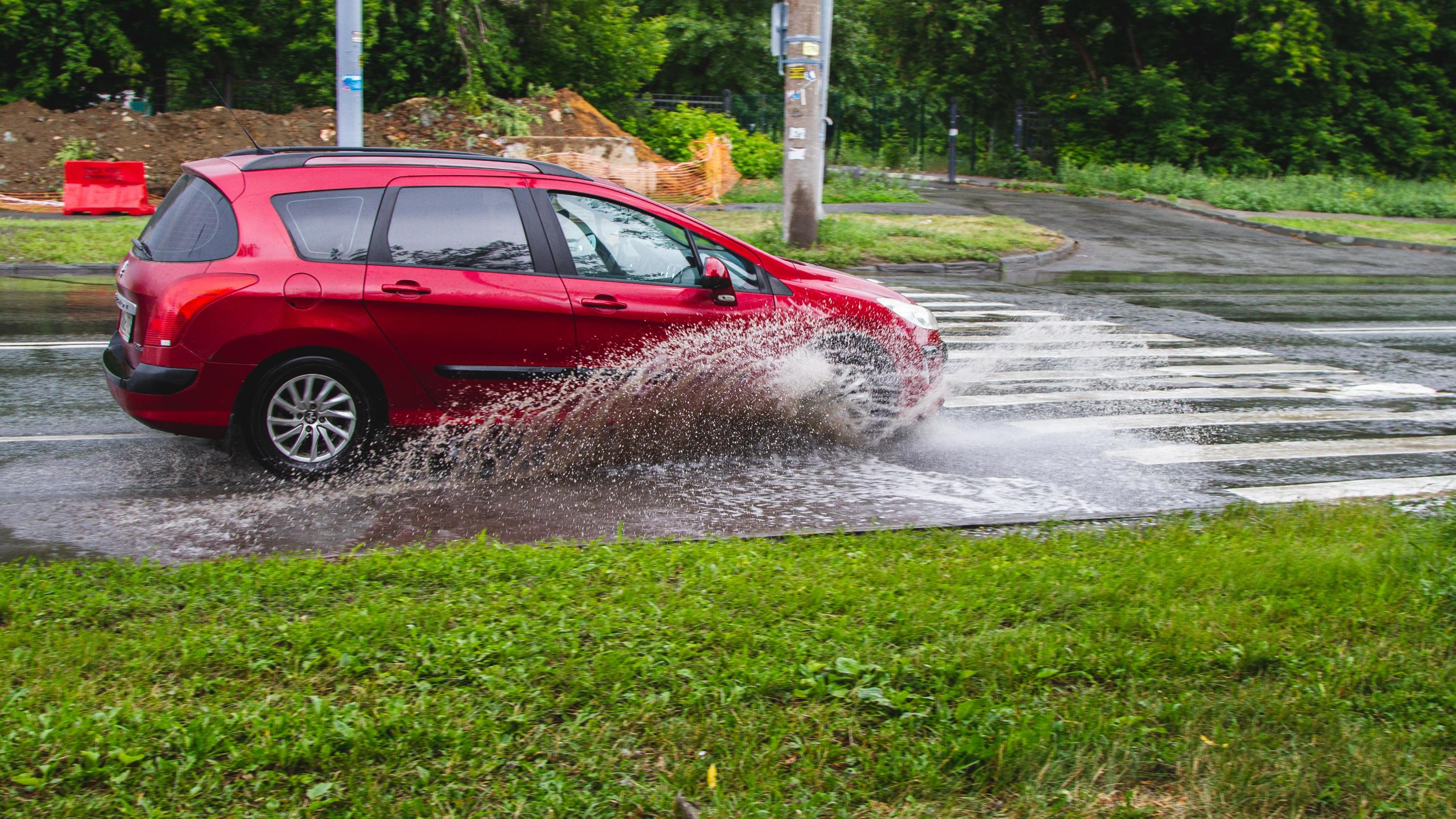 «А дождь идет…» Можно ли наказать владельца авто, который окатил пешехода из лужи