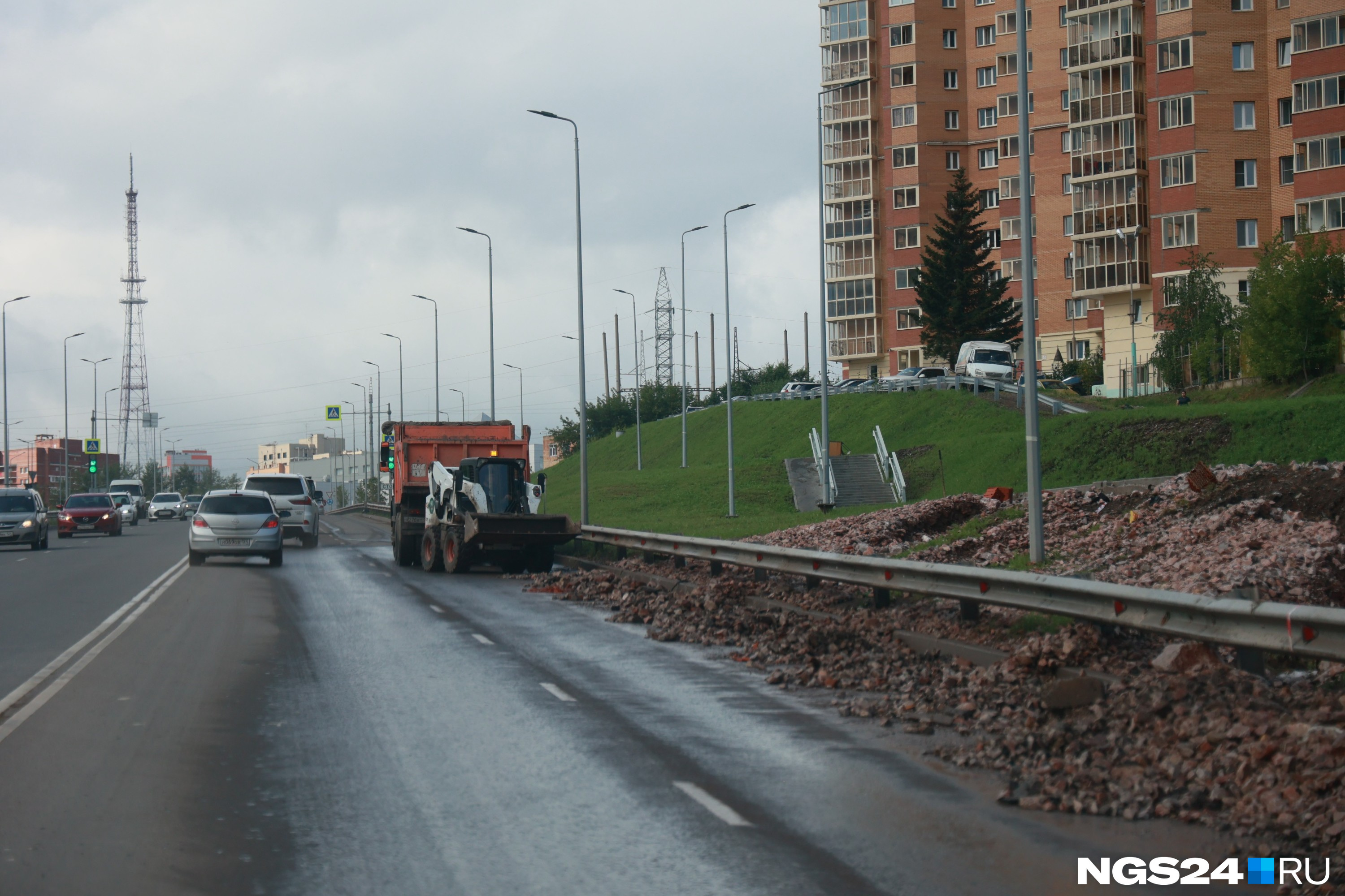 Развязку Николаевского моста в Красноярске завалило камнями после сильного ливня
