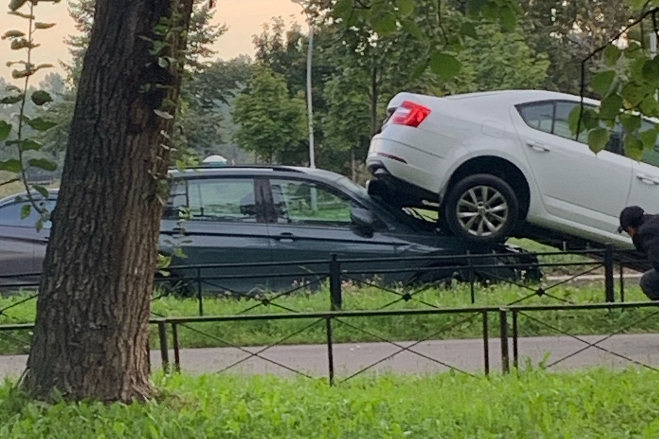 На Бассейной «Солярис» загнал легковушку на чужую крышу. ДТП попало на  видео | 26.08.2023 | Санкт-Петербург - БезФормата