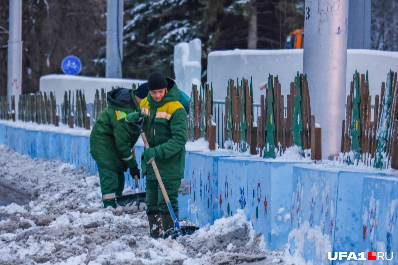 Разбираются с последствиями ночного снегопада