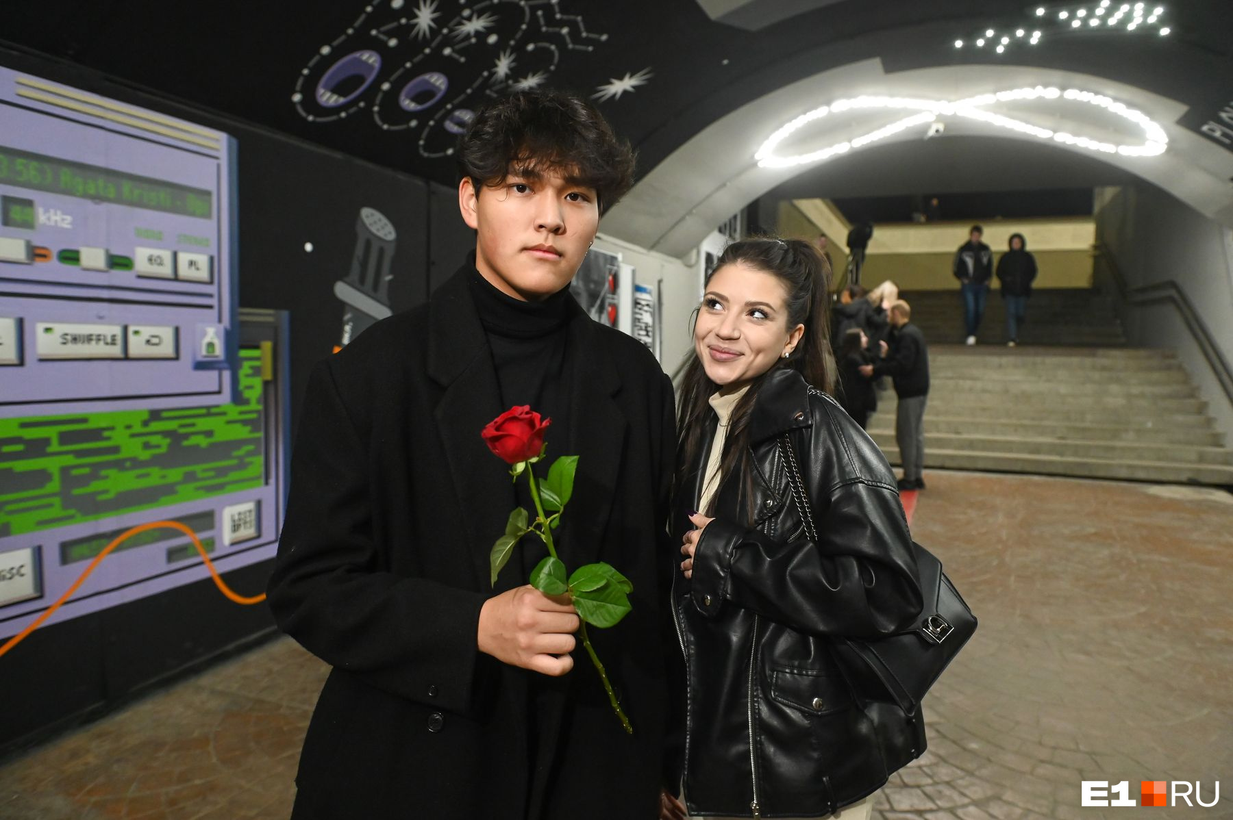 В центре Екатеринбурга красотки с цветами подходили к незнакомцам: что это было