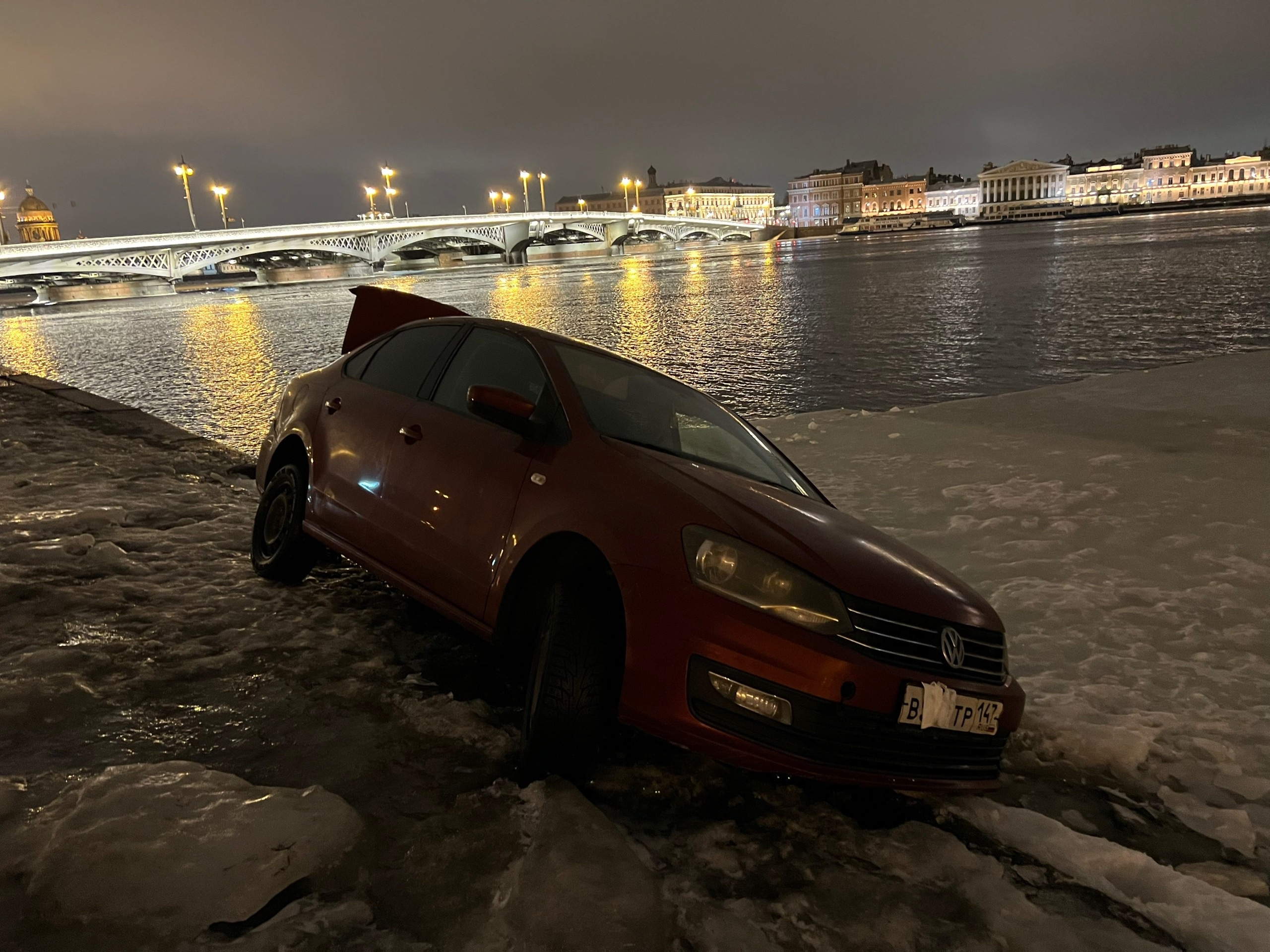 На Васильевском острове автомобиль соскользнул в Неву на спуске набережной  Лейтенанта Шмидта - 1 февраля 2024 - ФОНТАНКА.ру