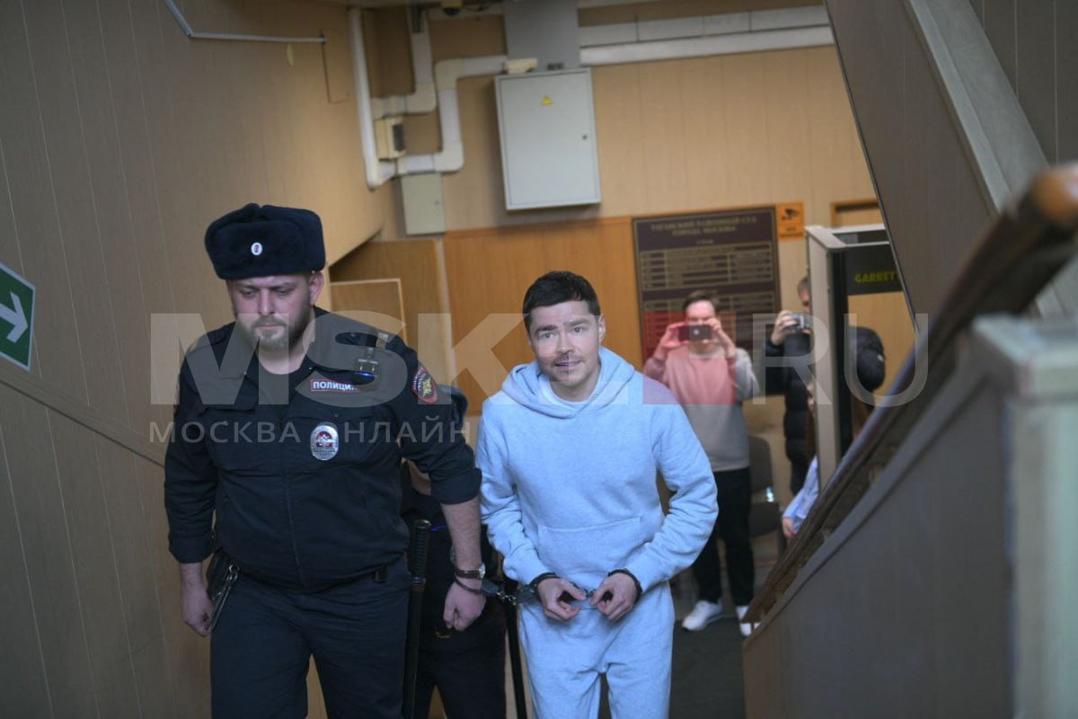 «Нервничал, вытирая пот со лба»: блогер Шабутдинов арестован до декабря. Смотрите фото из суда