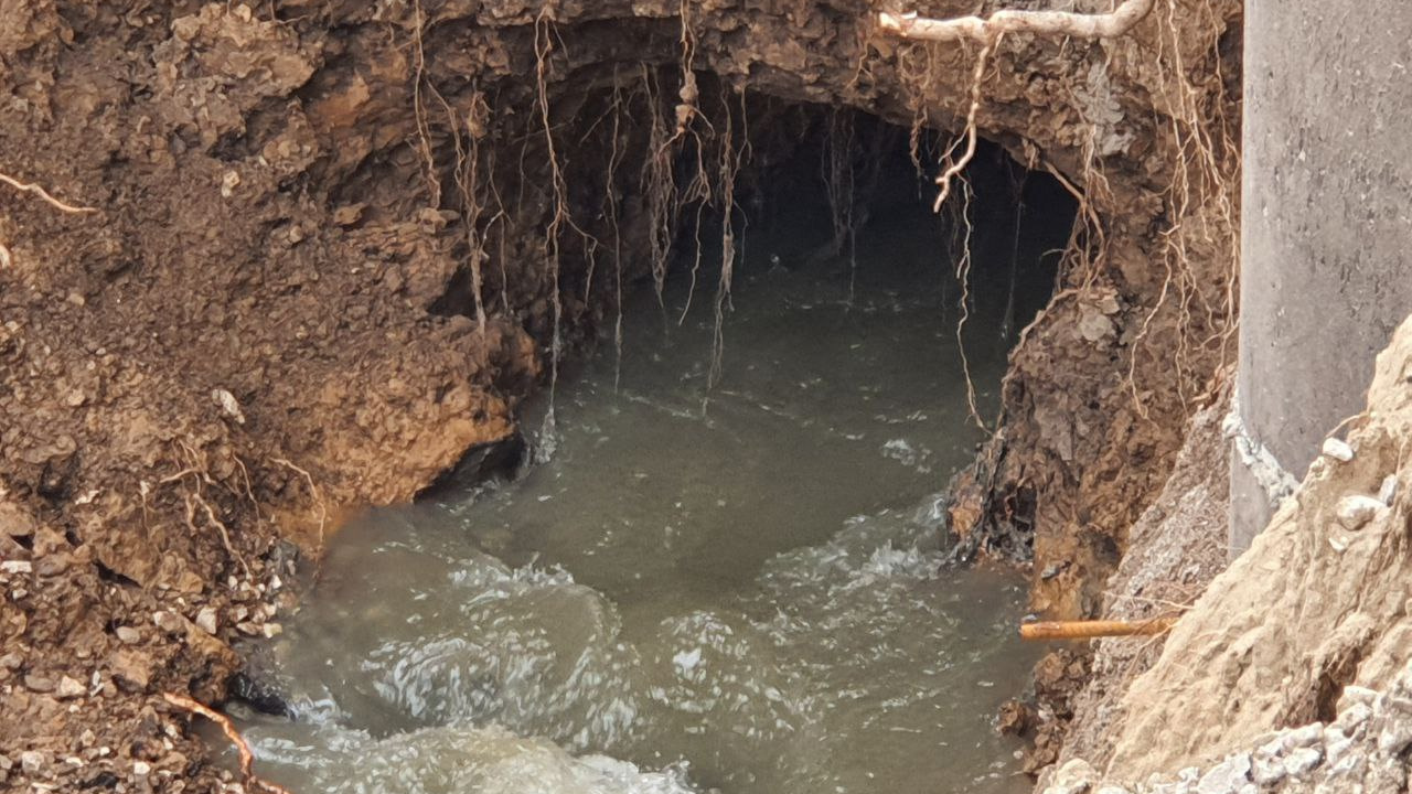 «Видно лопнувший бетонный коллектор»: на Мехзаводе появилась новая речка