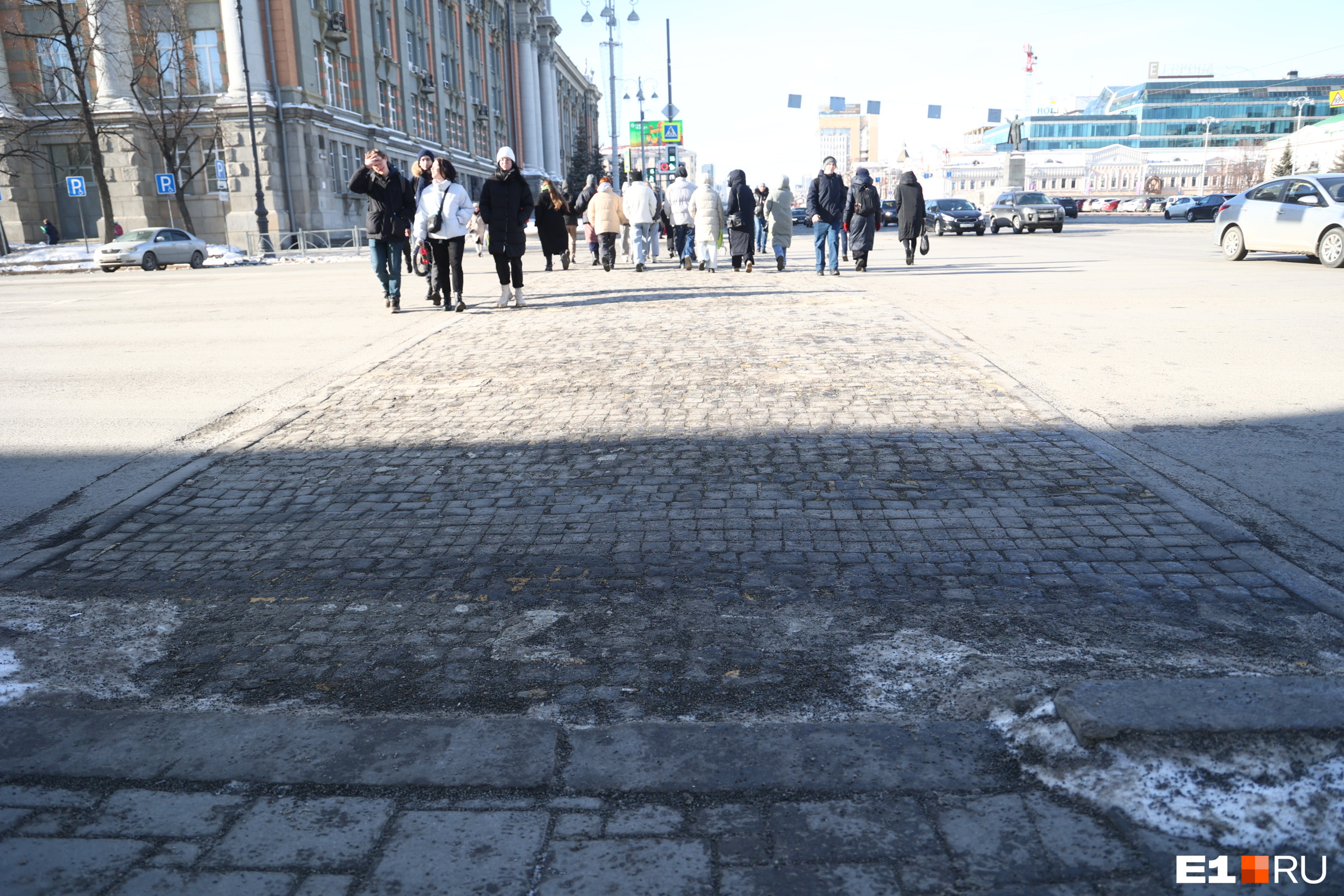 У мэрии в центре Екатеринбурга решили убрать неудобные пешеходные переходы, которые называли «вечными»