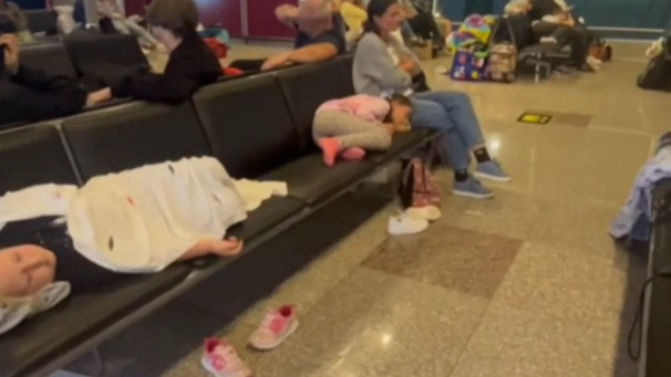 «Детей нечем кормить и поить». Почти три сотни россиян не могут попасть домой: они застряли в аэропорту Египта