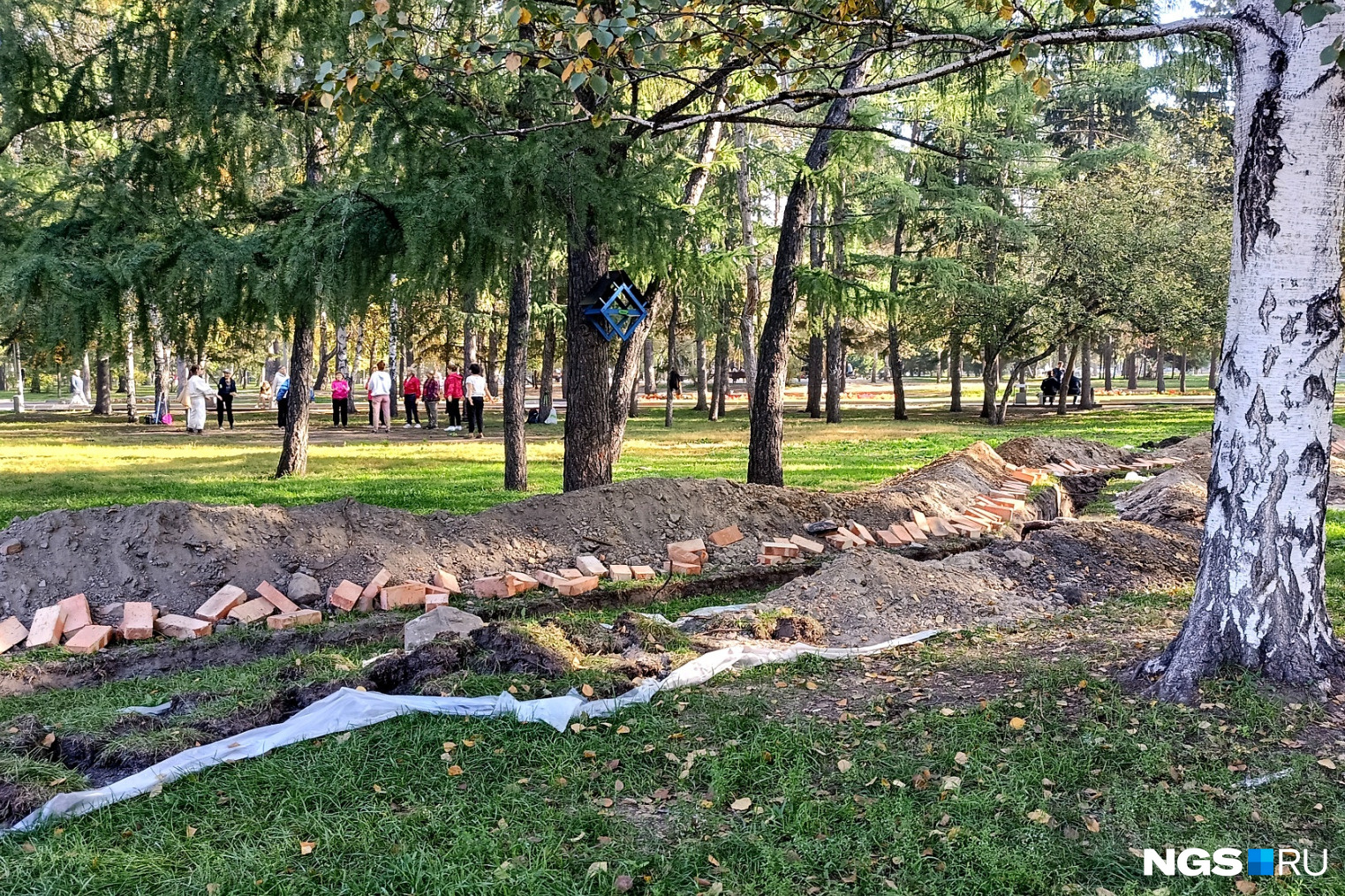 В сквере горожане продолжают заниматься аэробикой по утрам В сквере горожане продолжают заниматься аэробикой по утрам