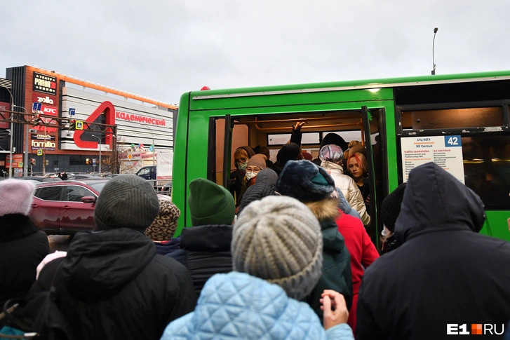«Как скот болтаемся в этих пазиках!»: крик души екатеринбуржцев об общественном транспорте