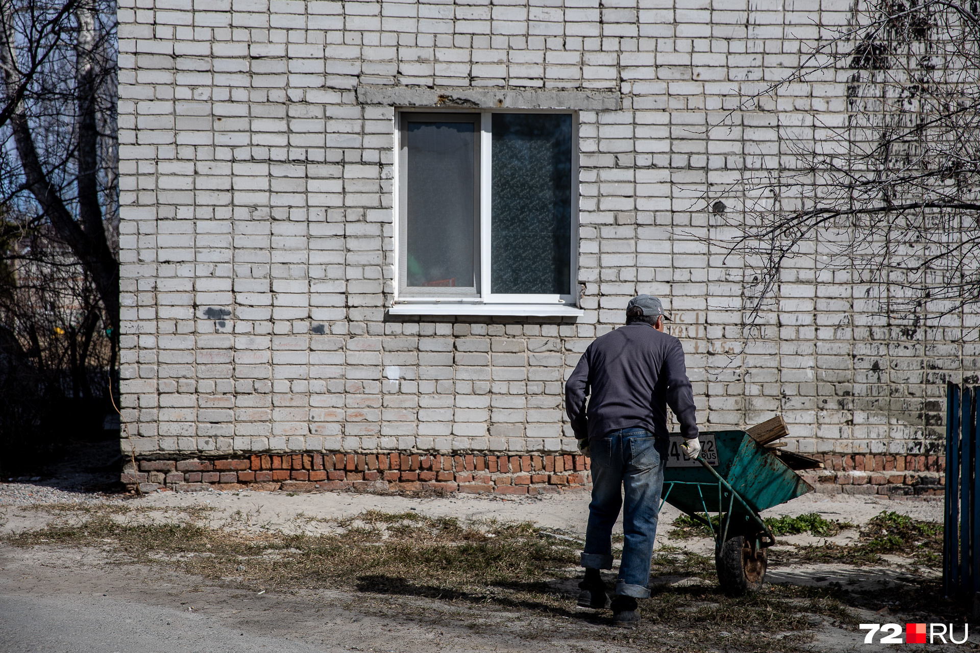 Хамит говорит, что ушел из части из-за того, что возникли сложности с начальством. Что именно произошло — рассказать не может. 