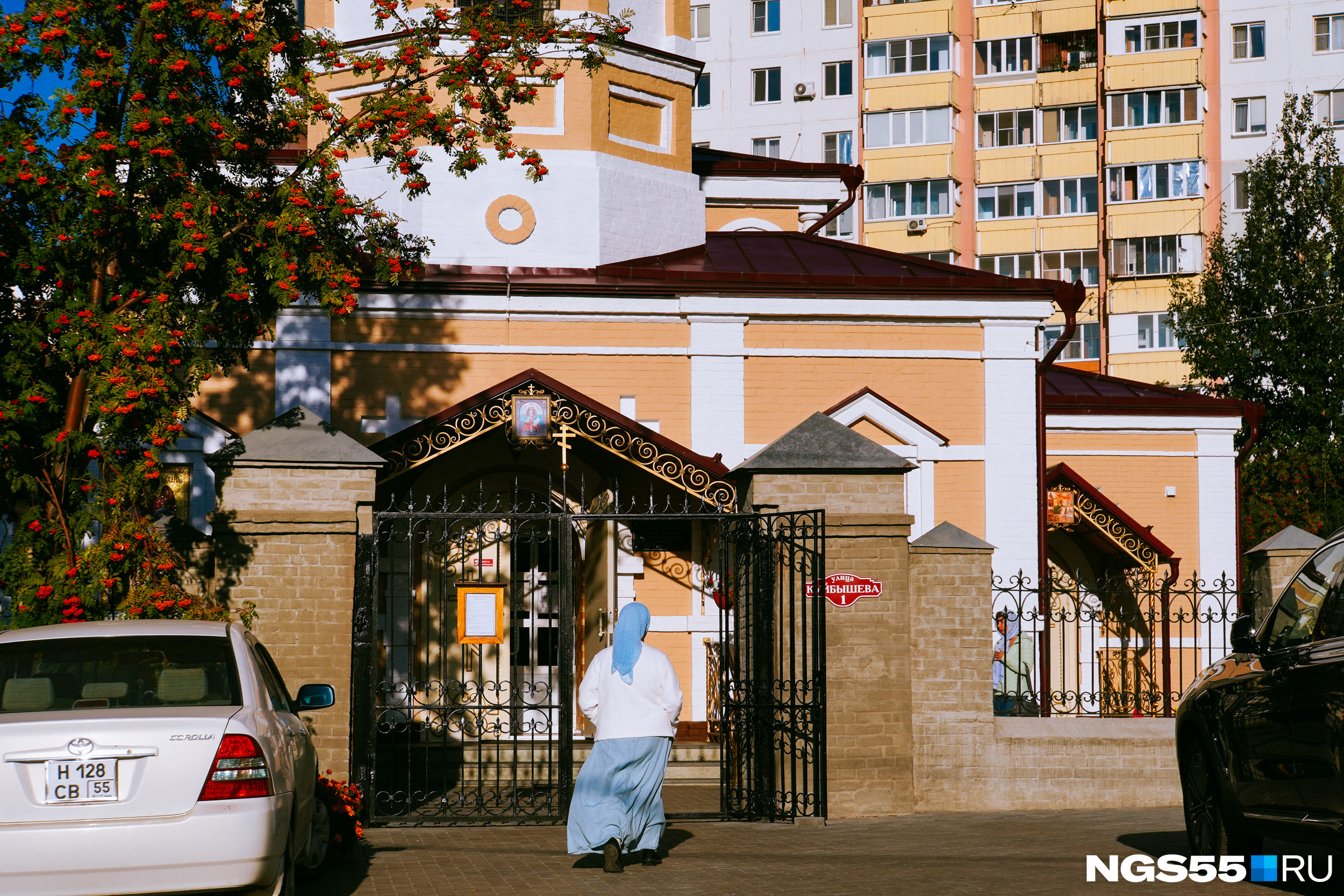 Церковь Параскевы Пятницы — первое, что встречает нас в «большом мире» по выходе с Лугов