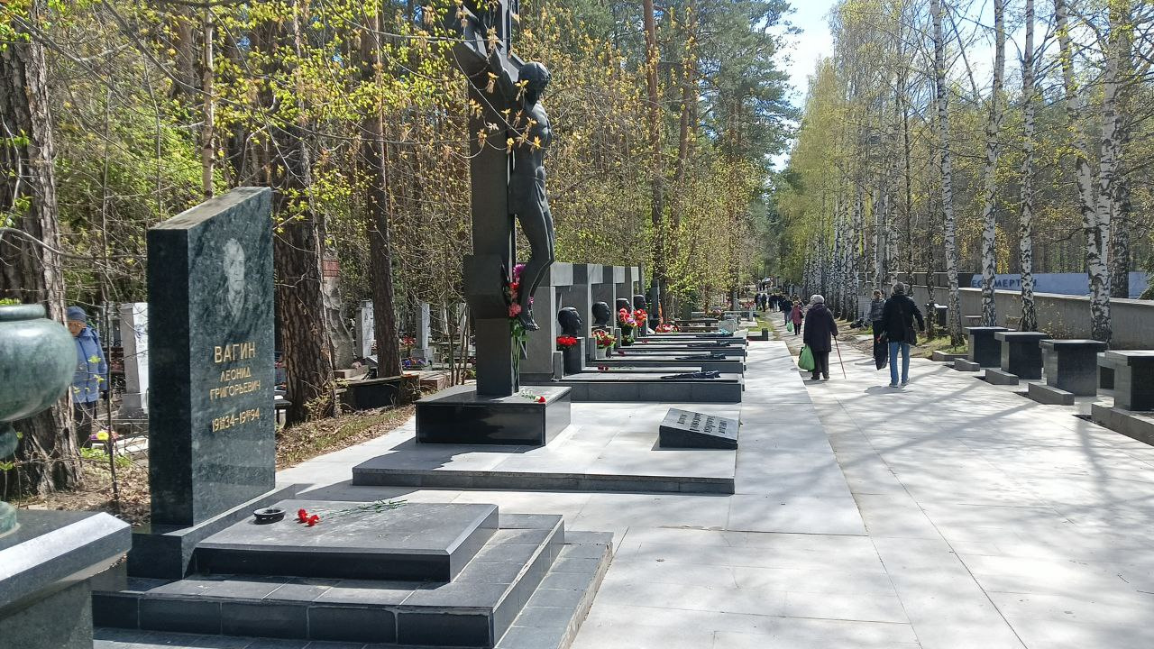 На всех могилах свежие цветы: как выглядят аллеи бандитов на кладбищах в Екатеринбурге в праздник