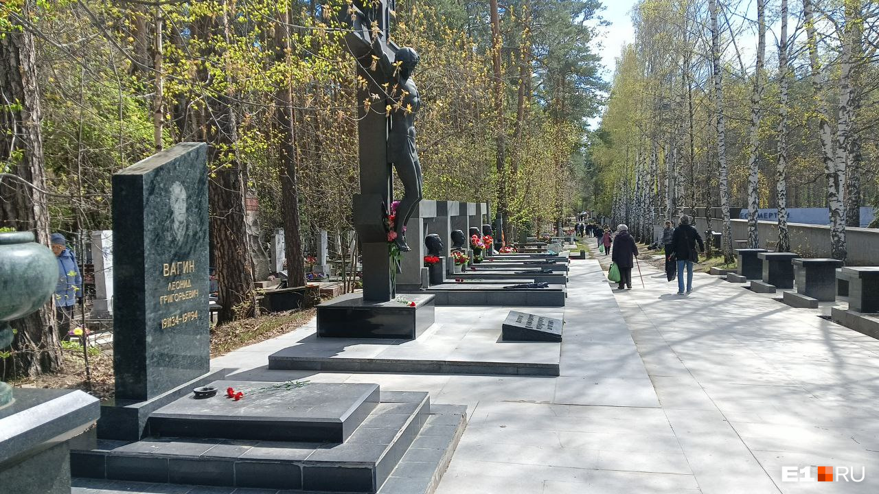 На всех могилах свежие цветы: как выглядят аллеи бандитов на кладбищах в Екатеринбурге в праздник