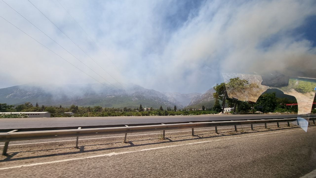Сильный дым из Гёйнюка чувствуется во многих районах провинции Анталья