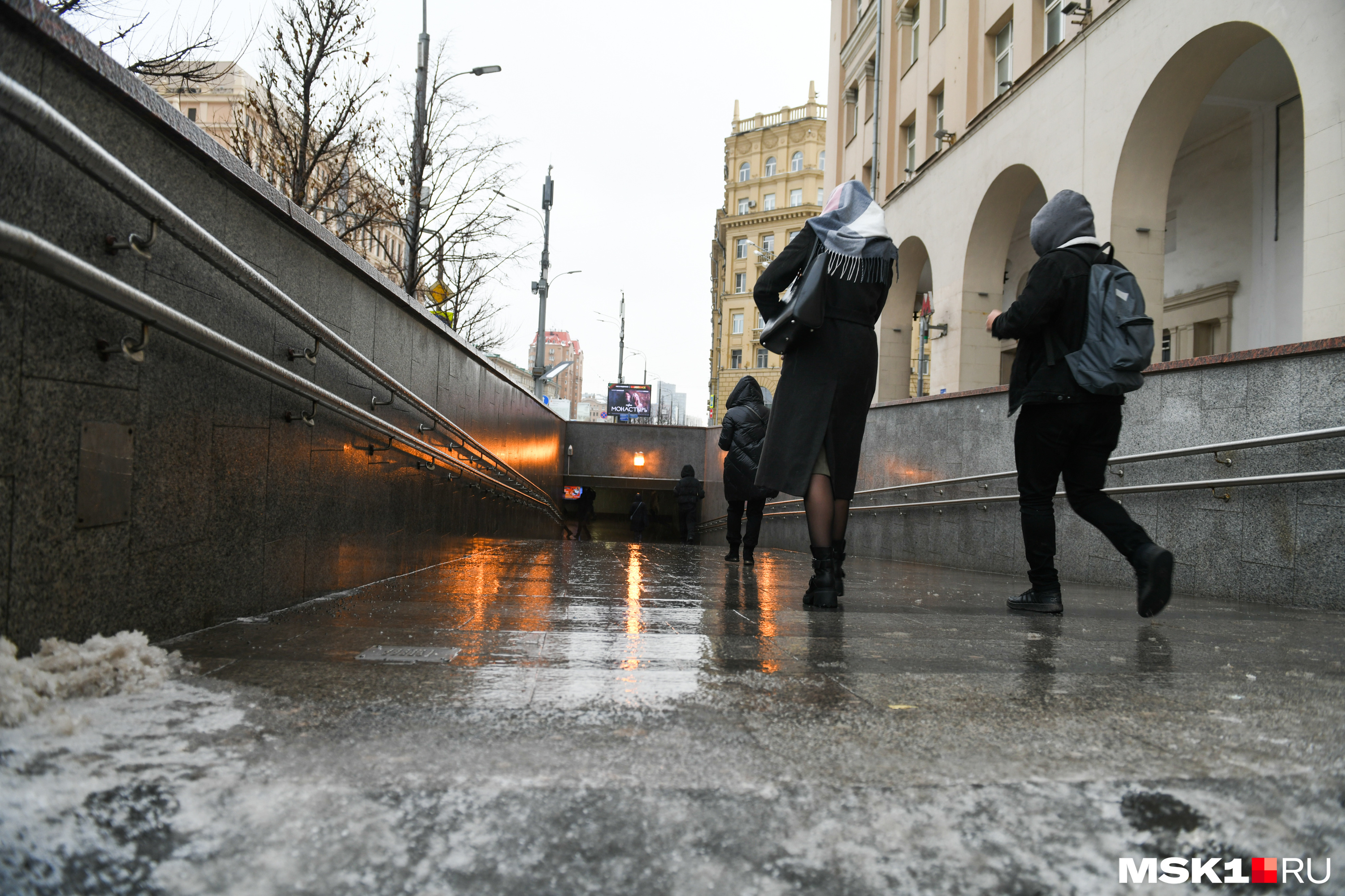 полные причастия с зависимыми словами примеры. пейзажная зарисовка а дождь идет. синтаксический разбор вдруг страшный громовой. дождь прекрати картинки с надписями. несмолкающий гул как пишется.