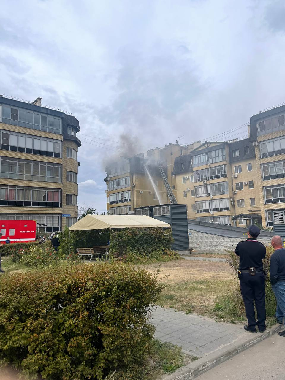 У горящего дома было много пожарных, дежурила скорая помощь У горящего дома было много пожарных, дежурила скорая помощь