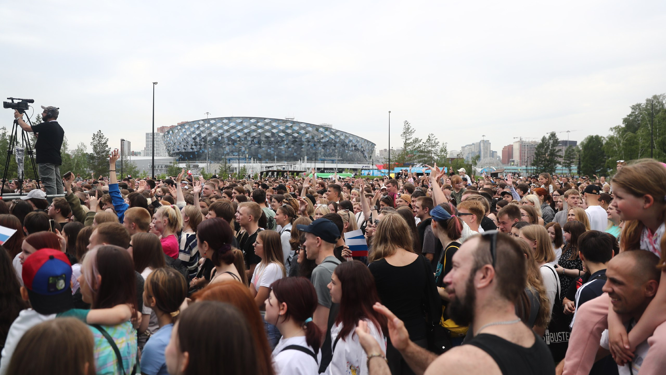 Попробуй прорваться: толпы новосибирцев ринулись в парк «Арена» на фестиваль блогеров — онлайн
