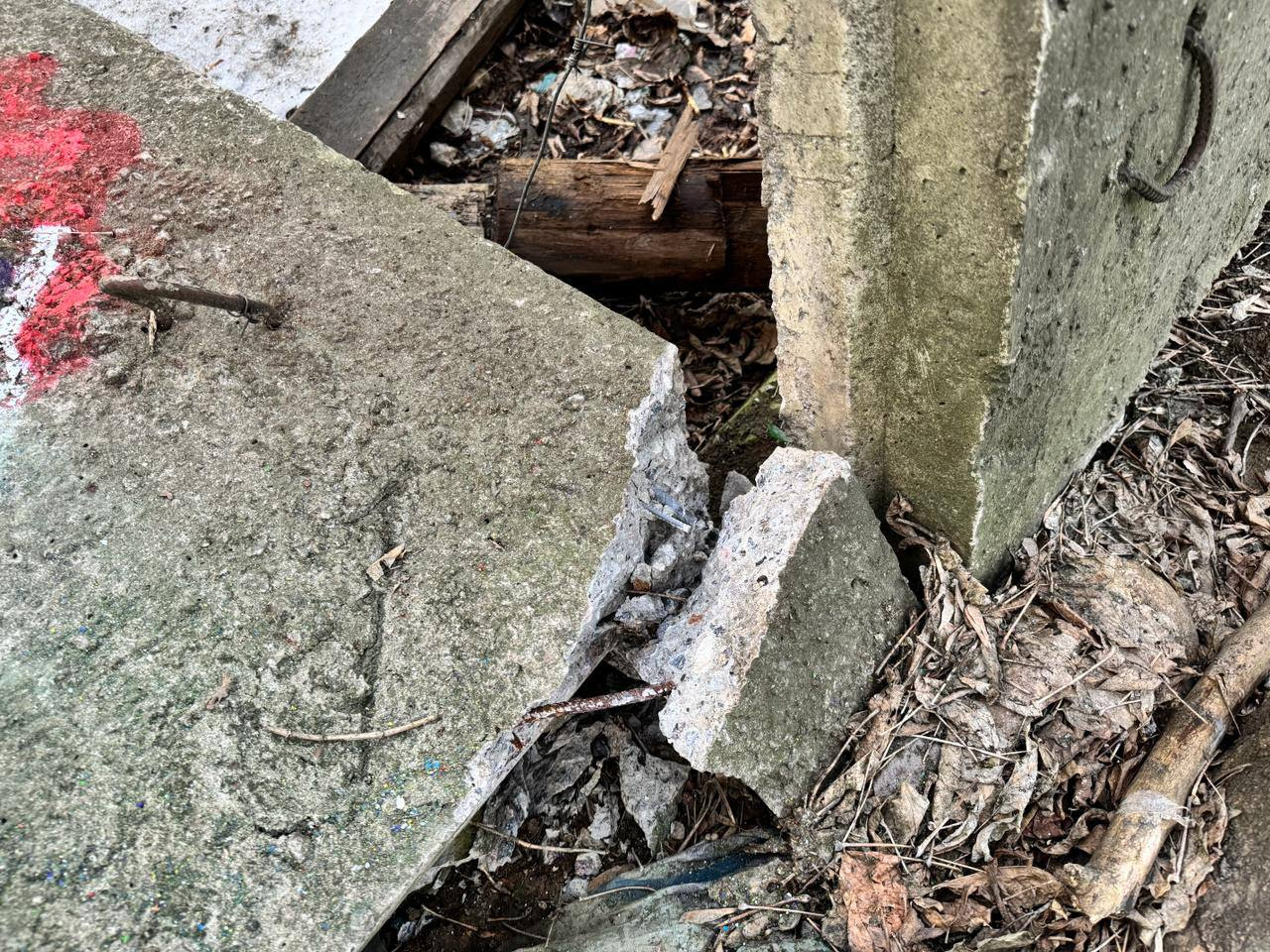 Упавший бетонный забор насмерть придавил первоклашку в Мытищах