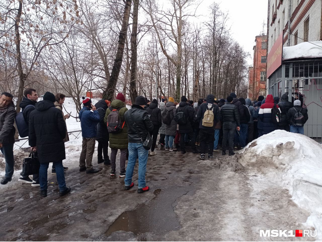 Глыба льда упала на четырех человек с крыши военкомата на Октябрьском