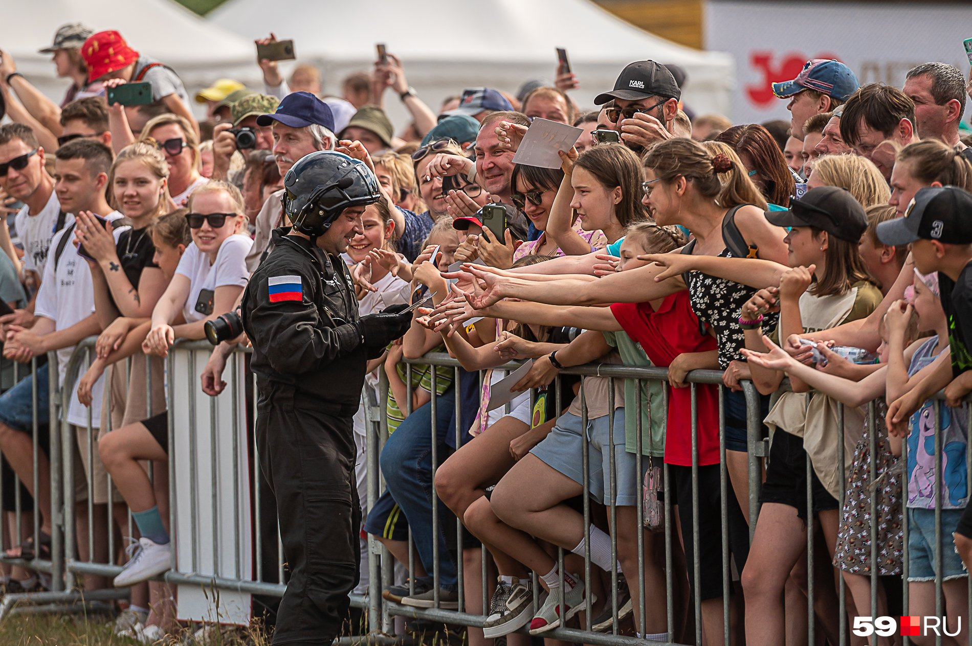 Пермяки горячо встречают летчиков