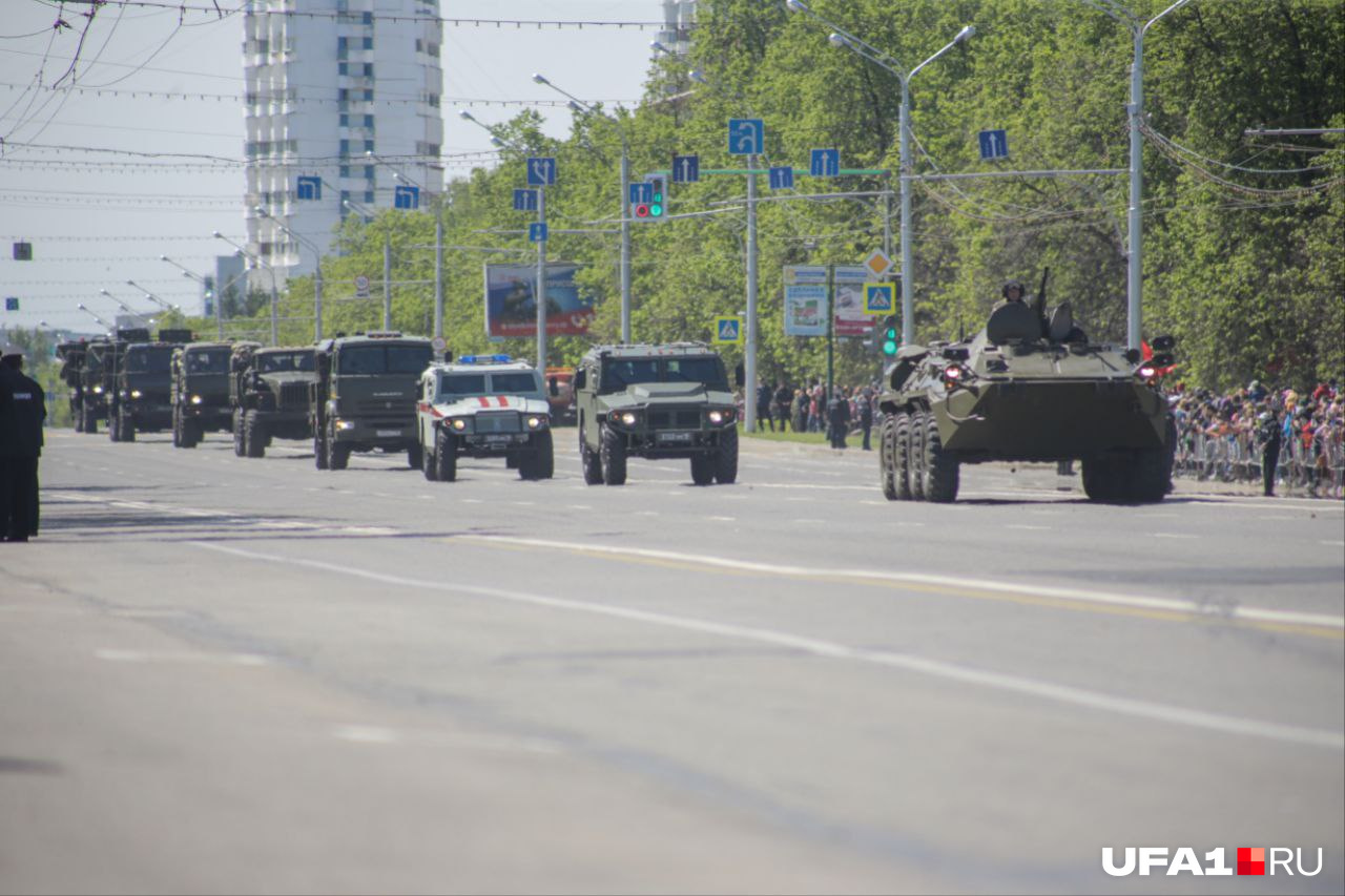 Военная техника проехала по проспекту Октября