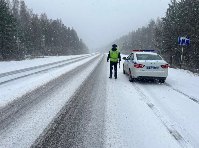 На Урале закрывают трассы, водители массово бьются в ДТП. Как Екатеринбург выживает в адский снегопад: онлайн