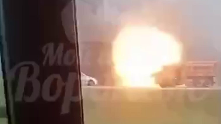 Взрыв машины после столкновения с автобусом, который перевозил военных, попал на видео в Воронежской области