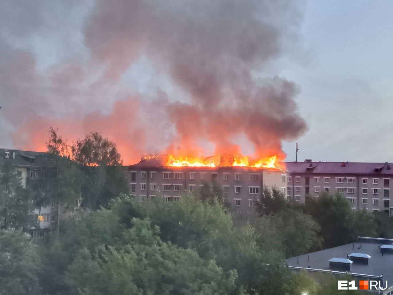 «Крыша загорелась за минуту»: на Урале вспыхнуло общежитие. Из здания эвакуировали десятки людей