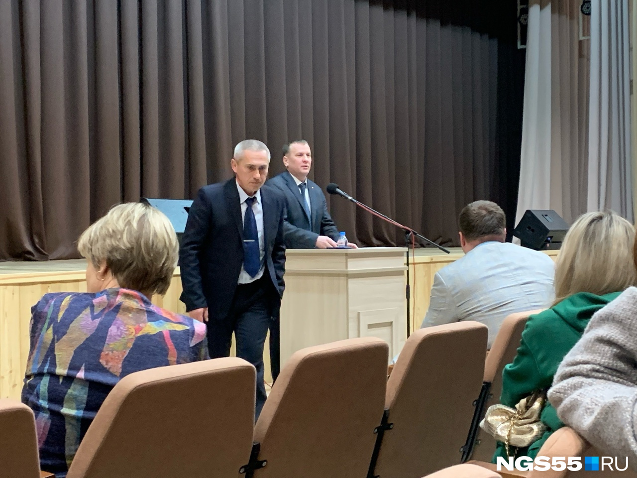 Родителям представили и. о. директора Виталия Воронова Родителям представили и. о. директора Виталия Воронова