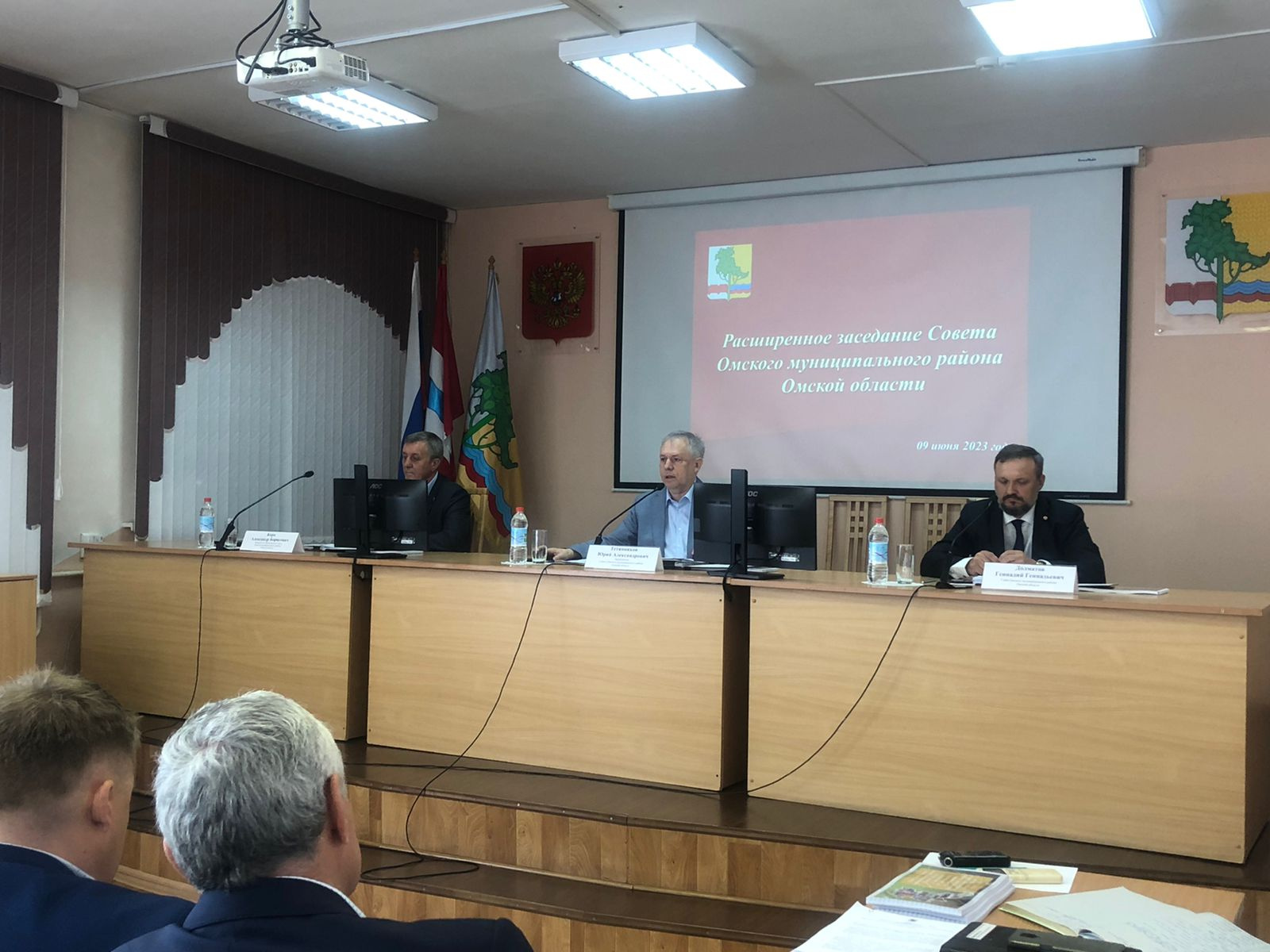 Заслушали доклад Геннадия Долматова депутаты местного совета, главы поселений, сотрудники администрации Омского района и общественники Заслушали доклад Геннадия Долматова депутаты местного совета, главы поселений, сотрудники администрации Омского района и общественники