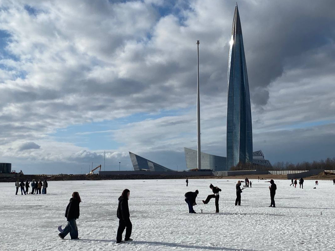 Уходящая зимняя роскошь. Петербуржцы наблюдают за ледоходом и гуляют по льду Финского залива