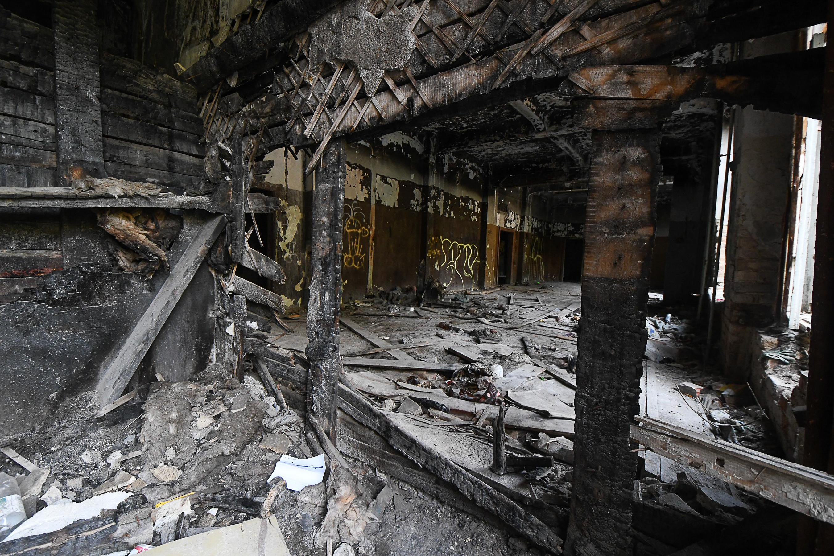 сгоревшая волга. сгорела заброшенная. пожар в серове сегодня. горелая школа заброшка ульяновск. заброшенная сгоревшая школа.