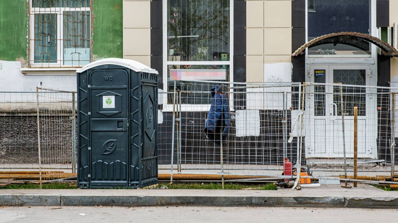 В центре Перми поставили туалет для рабочих — на газоне и под окнами жилого дома